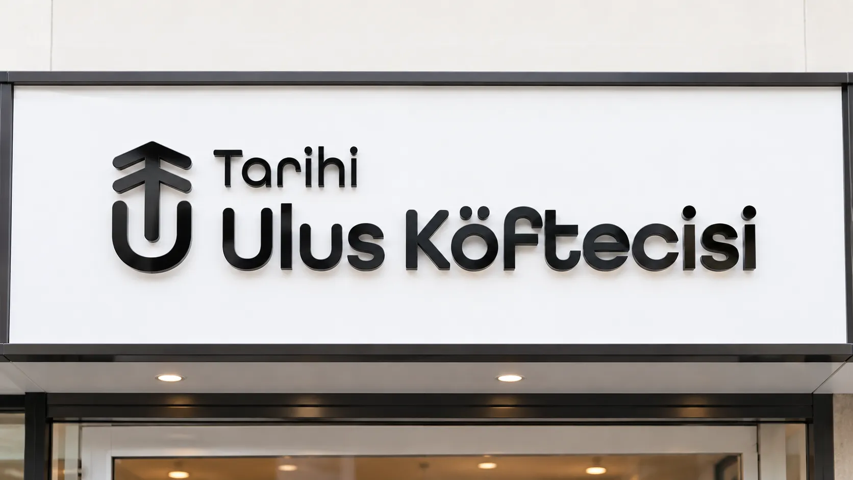 Tarihi Ulus Köftecisi tabelası: beyaz cephe üzerinde siyah kabartma harfler