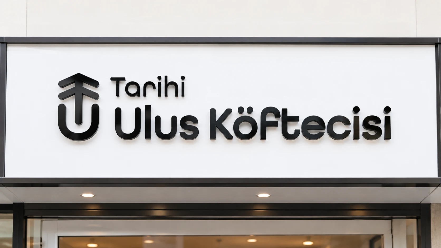 Tarihi Ulus Köftecisi tabelası: beyaz cephe üzerinde siyah kabartma harfler
